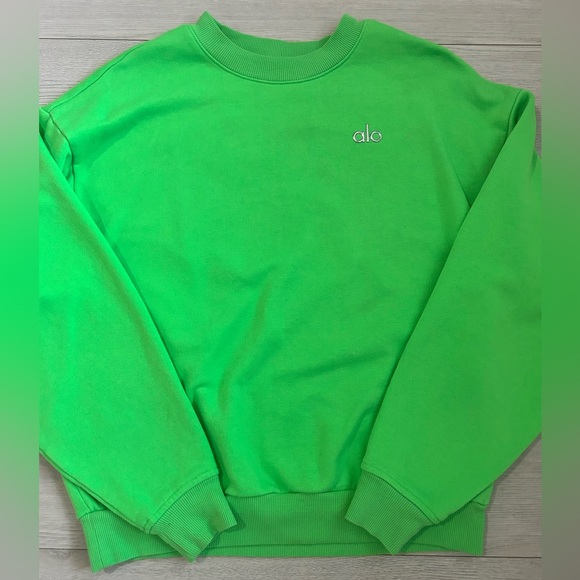 Alo Yoga Accolade Crew Neck Pullover in Green Glow - Picture 3 of 11